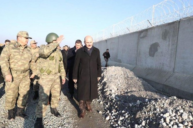 Wezîrê Karên Hundir dîwara ewlehîyê ya ku lêkirina wê berdewam dike tehqîqat kir