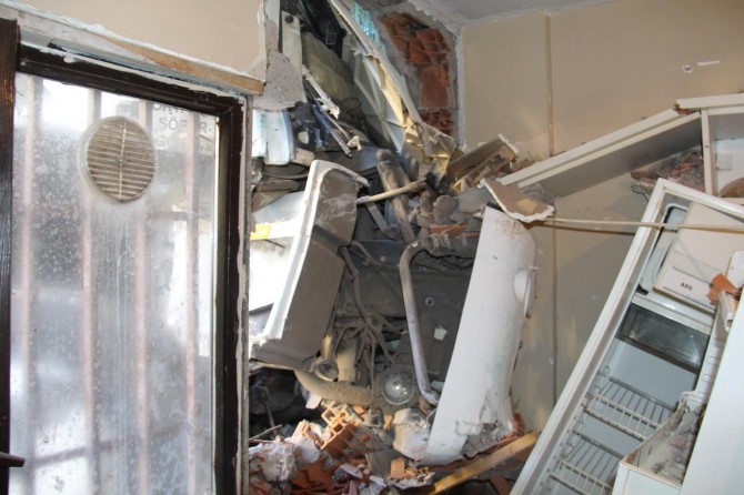 Qamyona ku frena wê teqiya kete hundirê malê