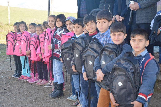 ‘Çantasız Öğrenci Kalmasın’ projesi kapsamında öğrencilere çanta ve kırtasiye malzemesi da