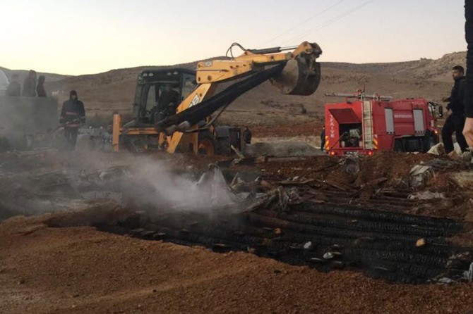 Çıkan yangında ev küle döndü