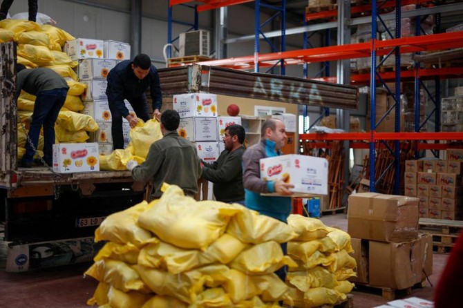 Gaziantep'ten Suriye'ye kamyonlarca yardım