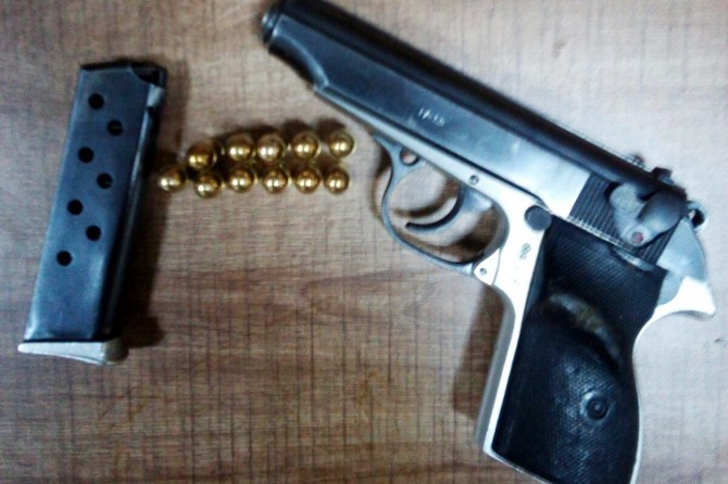 Otomobilde silah ve uyuşturucu ele geçirildi