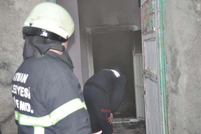 ​İki cesedin bulunduğu sokakta ev yangını