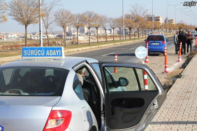 Ehliyet sınavlarında görevli öğretmen ücretleri artırıldı