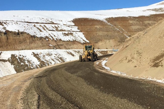 Van'da yol yapım çalışmaları devam ediyor