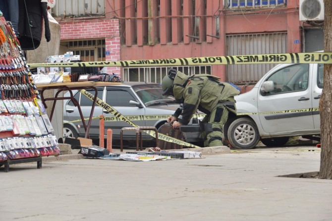 Durağa bırakılan şüpheli bavul paniğe neden oldu