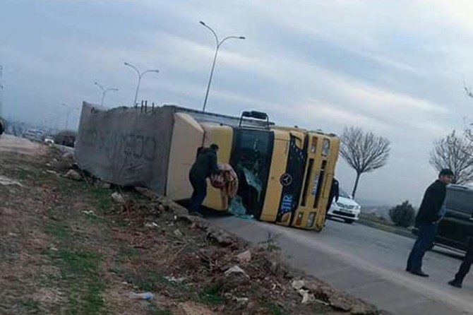 Devrilen TIR'ın sürücüsü yaralandı