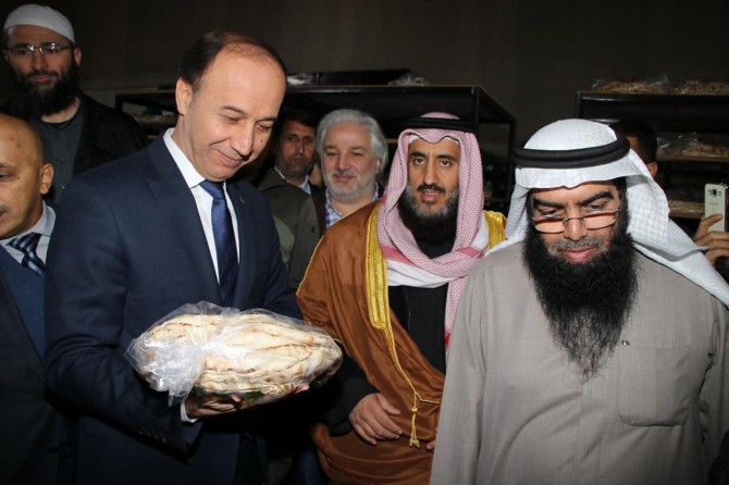 Şanlıurfa'da Suriyeliler için ekmek fırını açıldı