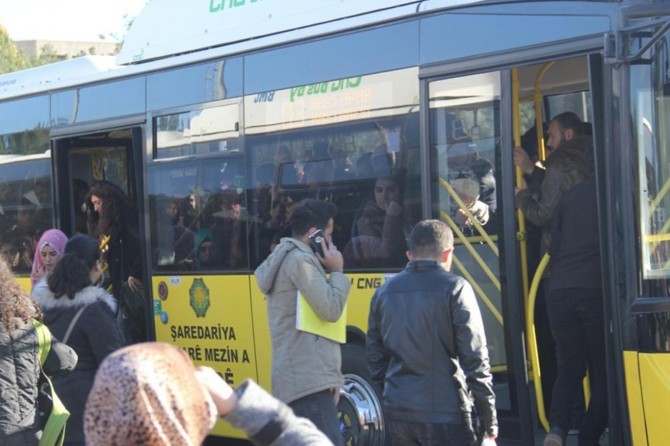 Xelkê Diyarbekirê ji şaredarîyê daxwaza “Otobusên Pembe” dikin
