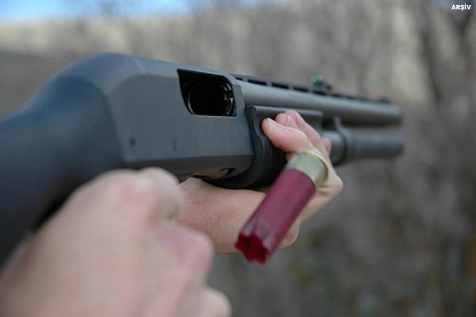 Tüfekle oynarken arkadaşını vurdu