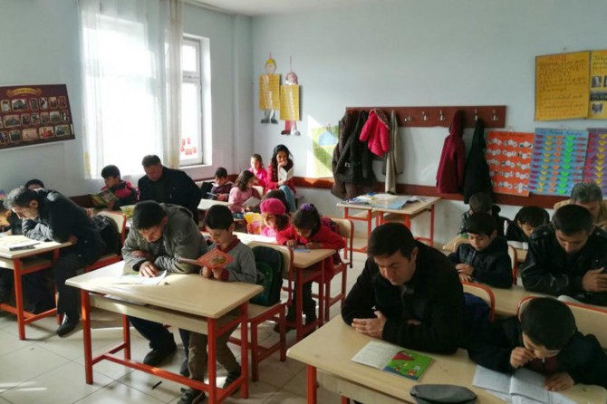 Çocuklarıyla okuma etkinliğine katıldılar