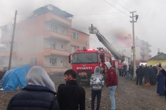 Çıkan yangında binanın çatısı kullanılamaz hale geldi