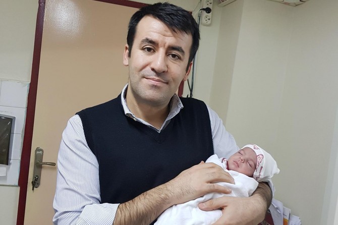 Doğmadan kendisine 6 kez kan nakli yapılan bebek dünyaya geldi