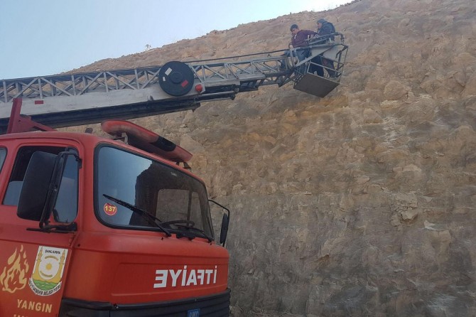 Kayalıklarda mahsur kalan 2 genç kurtarıldı