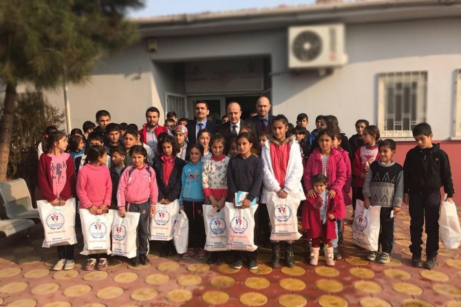 Öğrencilere eşofman ve ayakkabı yardımı