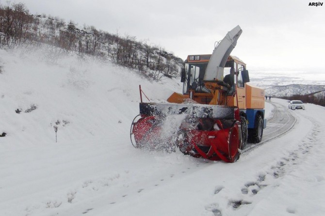 Van’da 64 yerleşim biriminin yolu kapandı