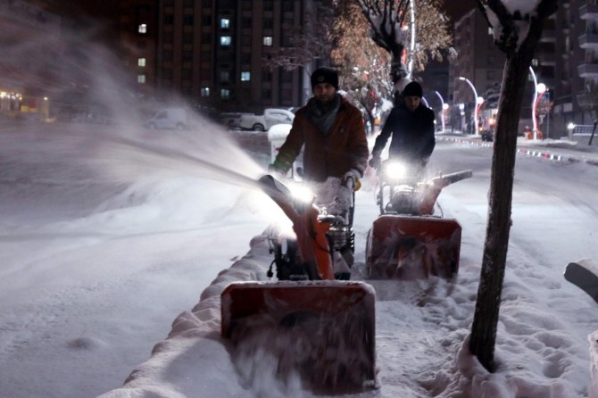Büyükşehirden gece yarısı karla mücadele