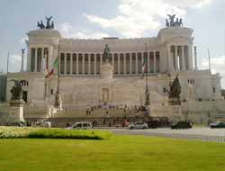 Roma Asırlık Anıtını İtinayla Koruyor