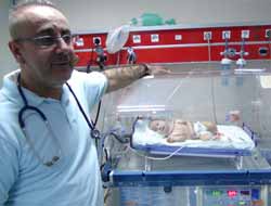 23 Günlük Bebek Dört Ağır Hastalığı Birden Taşıyor