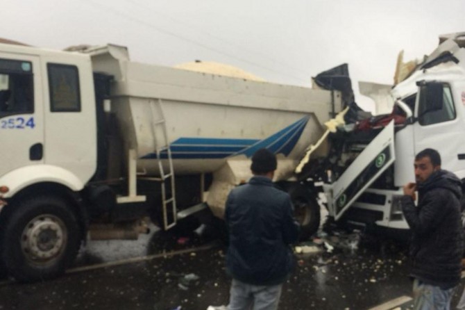 ​Şanlıurfa Çamlıdere Kavşağı’nda TIR kamyona arkadan çarptı: 1 ağır yaralı