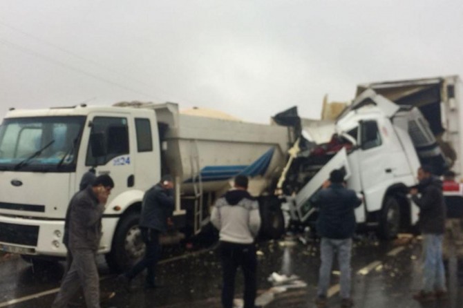 TIR û qamyon li hev qelibîn: Kesek giran birîndar bû