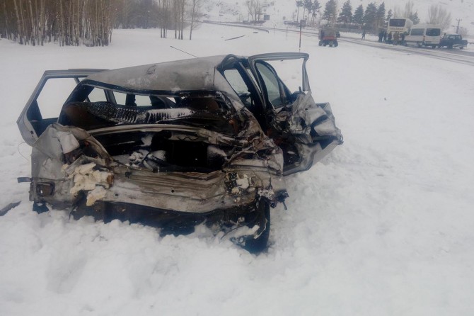 ​Tatvan-Van Karayolu'nda otomobil ile yolcu otobüsü çarpıştı: 4 yaralı