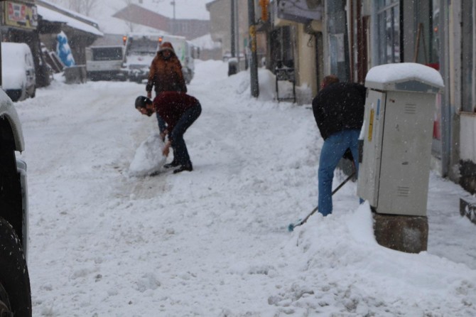 Li Kanîreşê ji ber berfê rêyên gundan hatin girtin