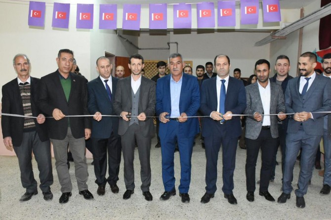 Hilvan'da köy okuluna tiyatro salonu açıldı