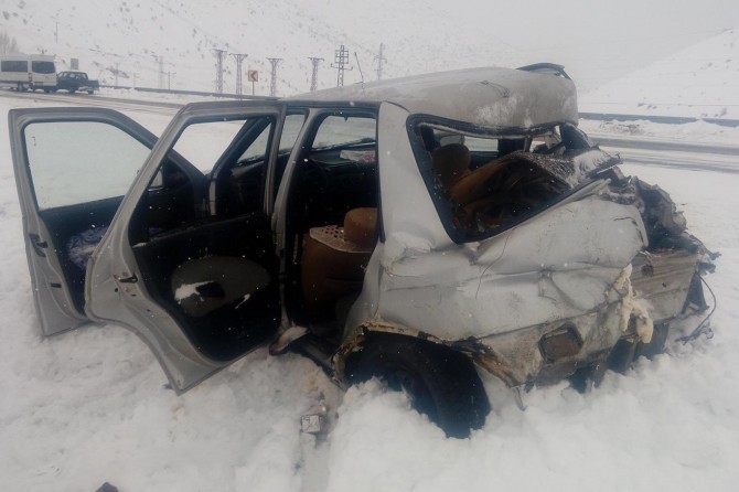 Otomobîl û otobus li hev qelibîn: 4 kes birîndar bûn