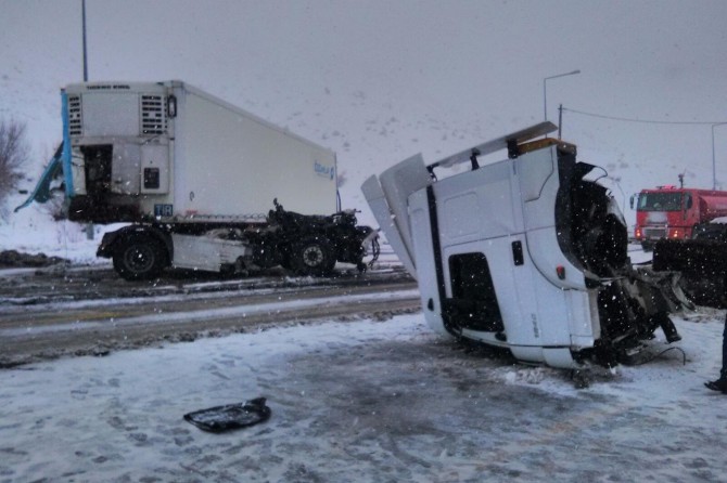 Bitlis’te iki TIR çarpıştı: Biri ağır 3 yaralı