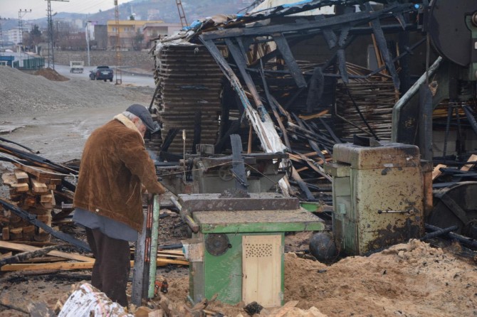 Marangoz atölyesi yanan aile yardım bekliyor
