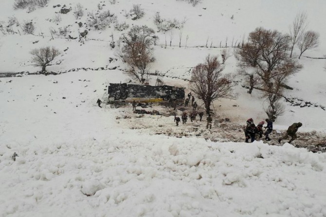 Yolcu otobüsü devrildi: 6 ölü 30 yaralı