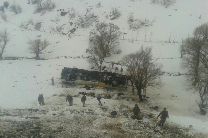 Otobusa rêwîyan qulibî: 6 mirî 30 birîndar