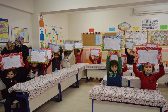 Yoğun kar yağışının olduğu Bitlis'te karne sevinci