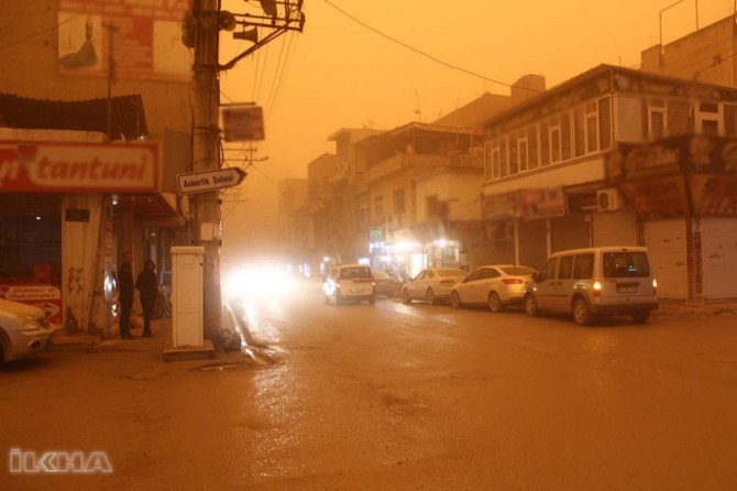 Mardin Nusaybin'de toz bulutu esnafa kepenk kapatırdı