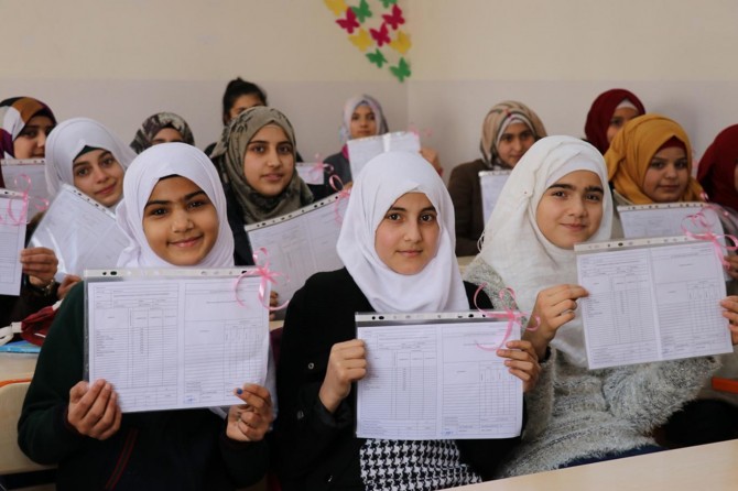 Suriyeli öğrencilerin karne sevinci