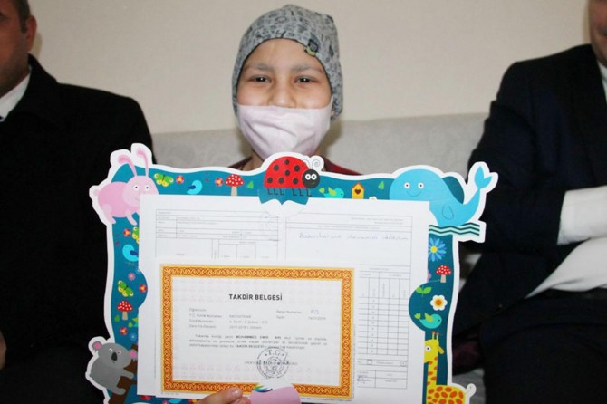 Mardin Kızıltepe'de lösemi hastası öğrencilerin karne sevinci