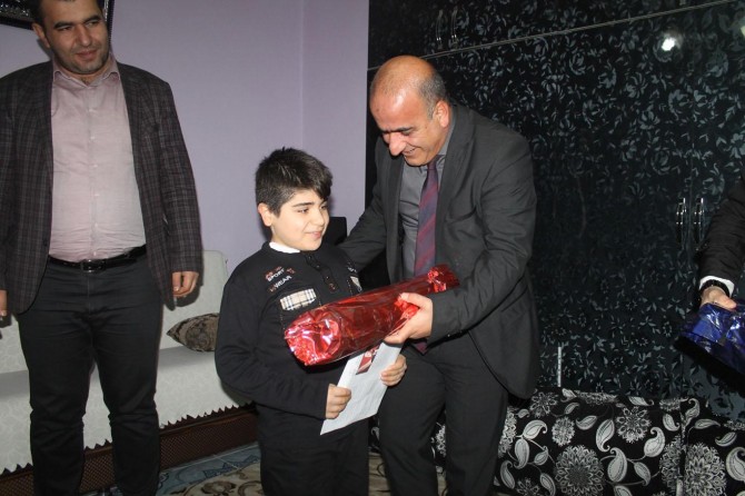 Silopi'de bedensel engelli öğrencinin karnesi evinde verildi