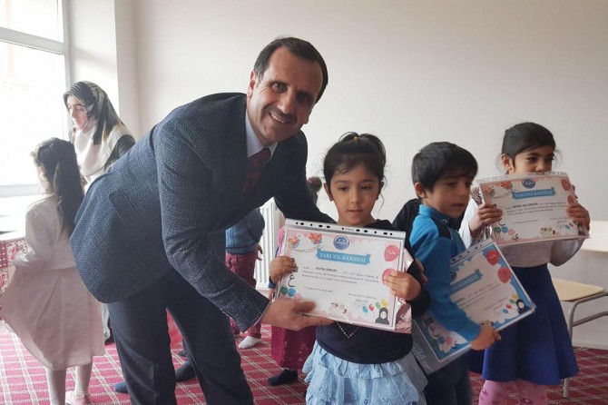 Solhan'da Kur'an kursunda okuyan miniklerin karne heyecanı