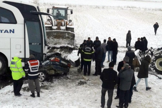 Afşin'de yolcu otobüsü ile otomobil çarpıştı: 1 ölü 4 yaralı