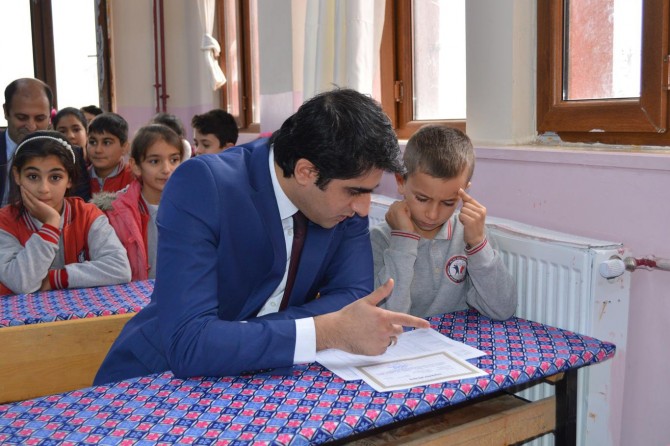 Hilvan'da ağlayan öğrenciyi Kaymakam Halid Yıldız teselli etti