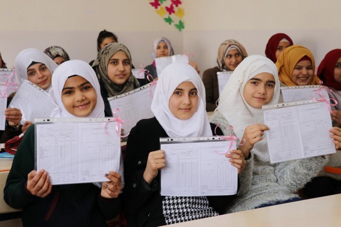 Gaziantep’te karnelerini alan öğrencilerin tatil sevinci