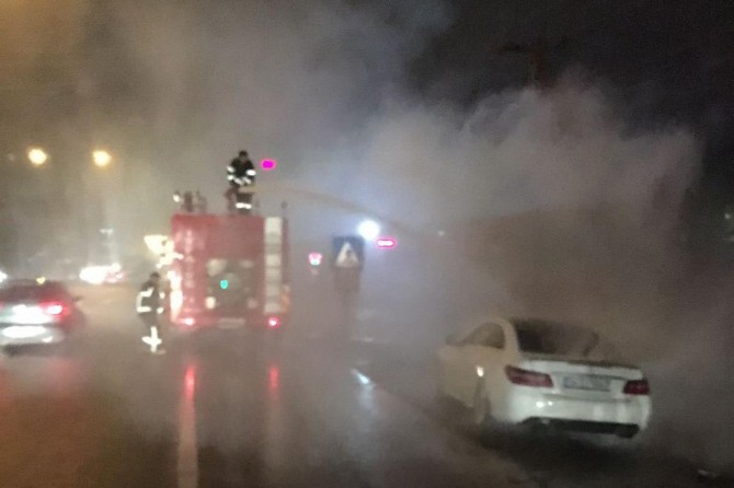 Seyir halindeki otomobil alev aldı