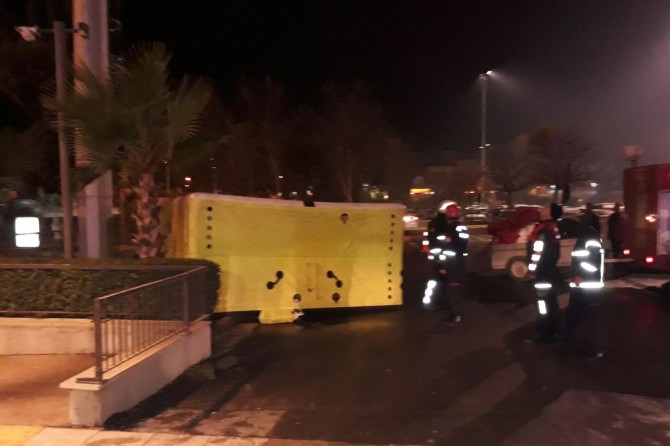 Şanlıurfa Eyyubiye'de aydınlatma direğine çıkan kişi intihar girişiminde bulundu