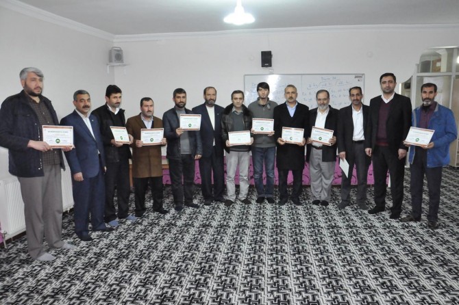 HÜDA PAR’ın Kürtçe kursunu tamamlayanlara sertifikaları verildi