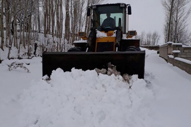 Van İpekyolunda karla mücadele çalışmaları sürüyor