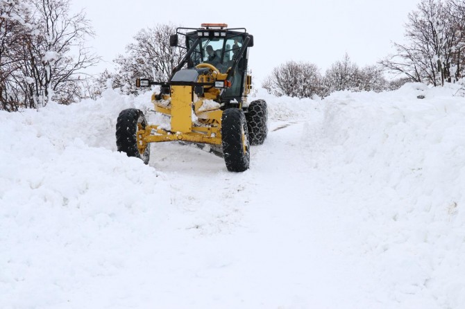 Bingöl’de kapanan köy yollarını açma çalışmaları sürüyor