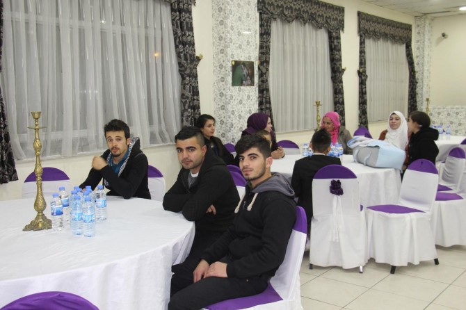 Depremzedeler için yardım gecesi düzenlendi