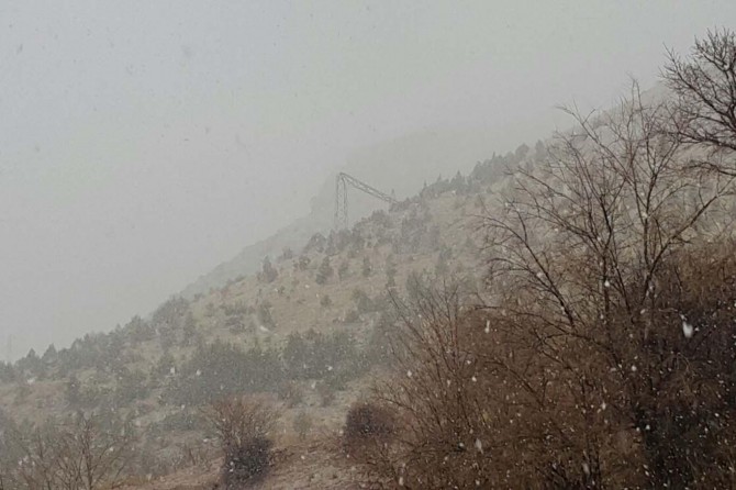 Fırtına elektrik direğini devirdi