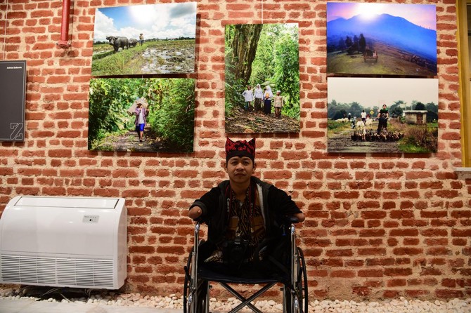 Engelleri aşarak dünyaca ünlü fotoğrafçı oldu